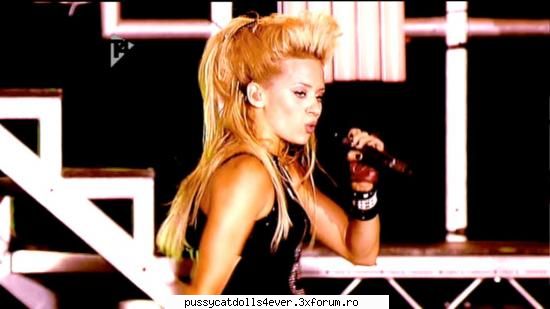 Totul despre Kim (poze date despre ea) - da... stie sa se mijte nu gluma - Kimberly Wyatt