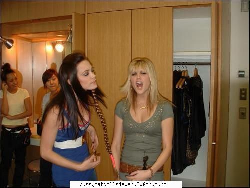 poze numai cu ea - poza asta ma sperie ! - Ashley Roberts